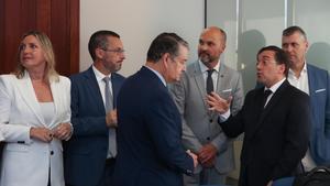 El ministro de Asuntos Exteriores, Unión Europea y Cooperación del Gobierno de España, José Manuel Albares, con los alcaldes del Campo de Gibraltar y el consejero de la Presidencia, Antonio Sanz, en la reunión mantenida en Algeciras, este martes.