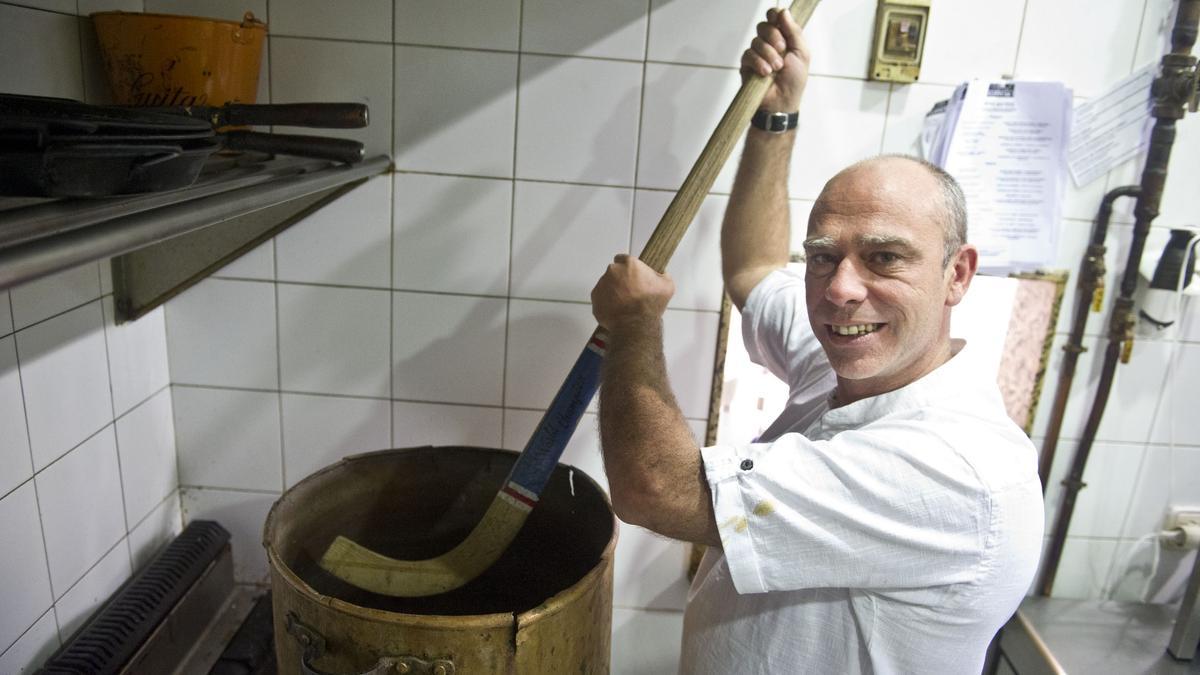 Alejandro Avecilla, en su restaurante de Reus hace diez años.