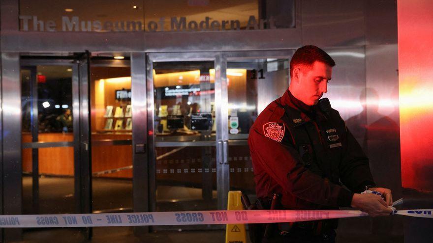 Un policía coloca una cinta policial para impedir la entrada al Museo de Arte Moderno (MOMA) de Nueva York, este sábado.