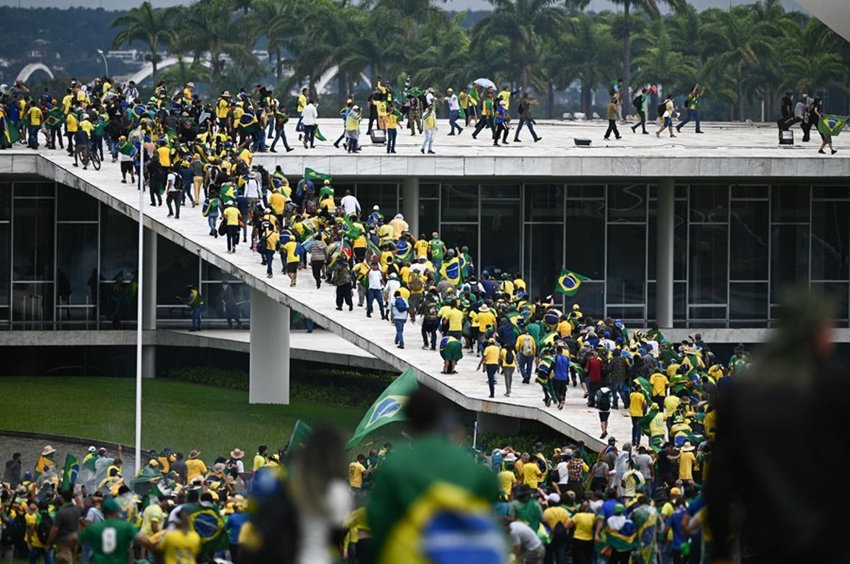 Bolsonaristas radicales invaden el Congreso Nacional, el Supremo Tribunal Federal y el Palacio del Planalto.