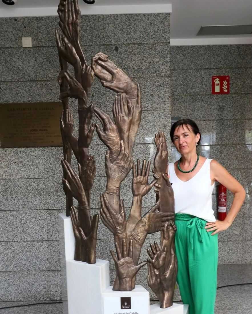 Cia Abellí amb l&#039;escultura