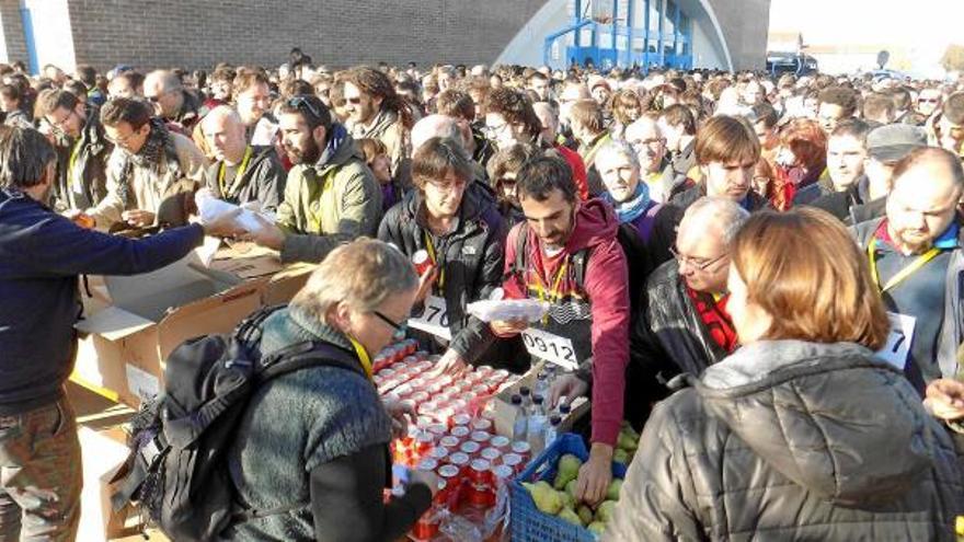 A l&#039;hora de dinar, la majoria d&#039;assistents va fer cua per comprar un entrepà, una beguda i una poma, en unes taules muntades a l&#039;exterior del Nou Congost