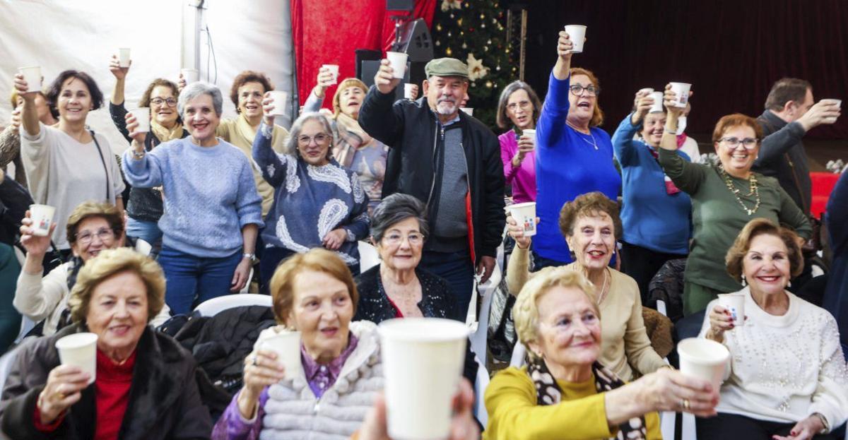 Triguero comparte el brindis de Navidad con los mayores del Esplai