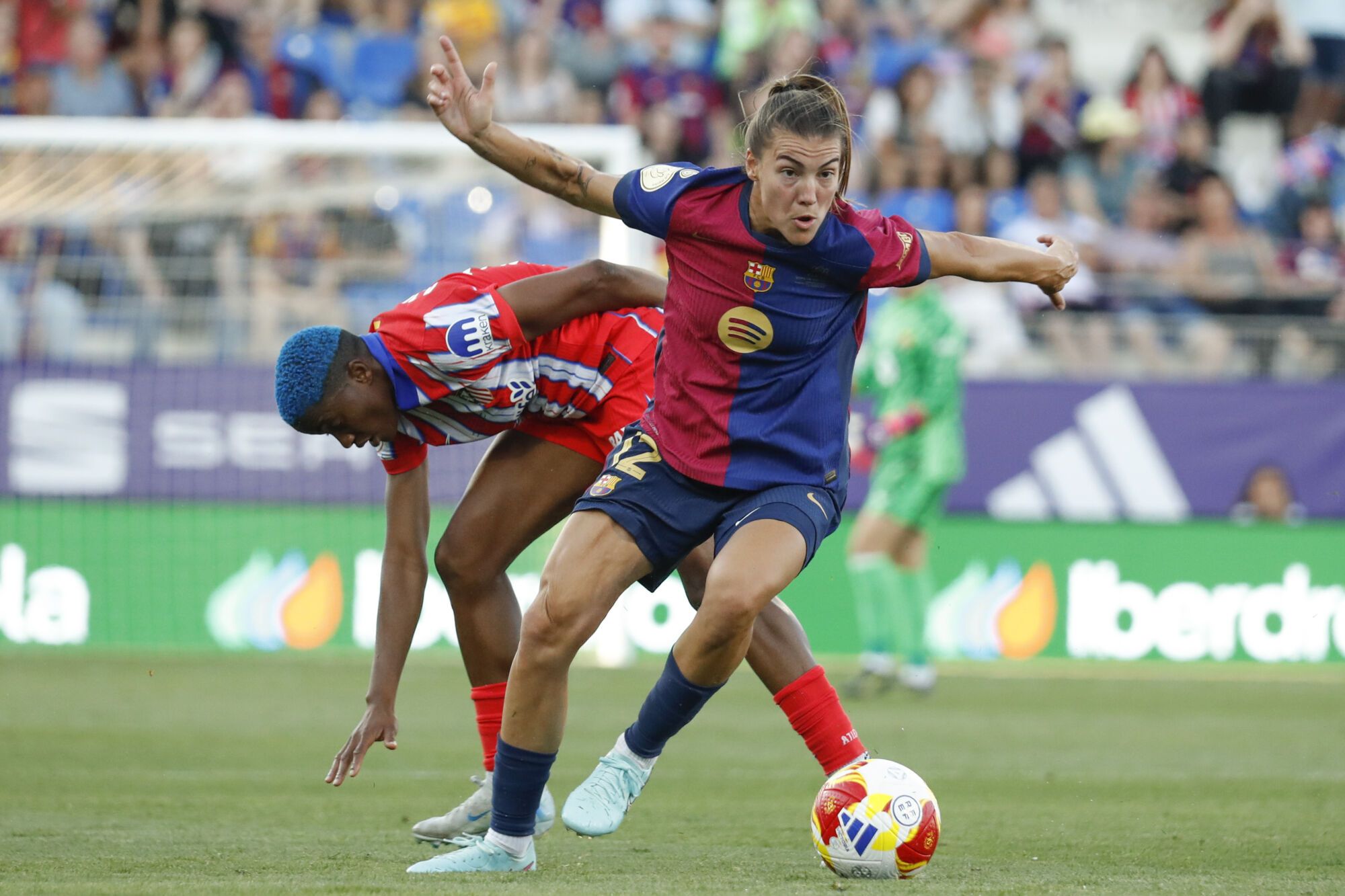 HUESCA, 07/06/2025.- La defensa del FC Barcelona Patricia Guijarro (d) durante la final de la Copa de la Reina que FC Barcelona y Atlético de Madrid disputan este sábado en el estadio de El Alcoraz, en Huesca. EFE/Javier Belver