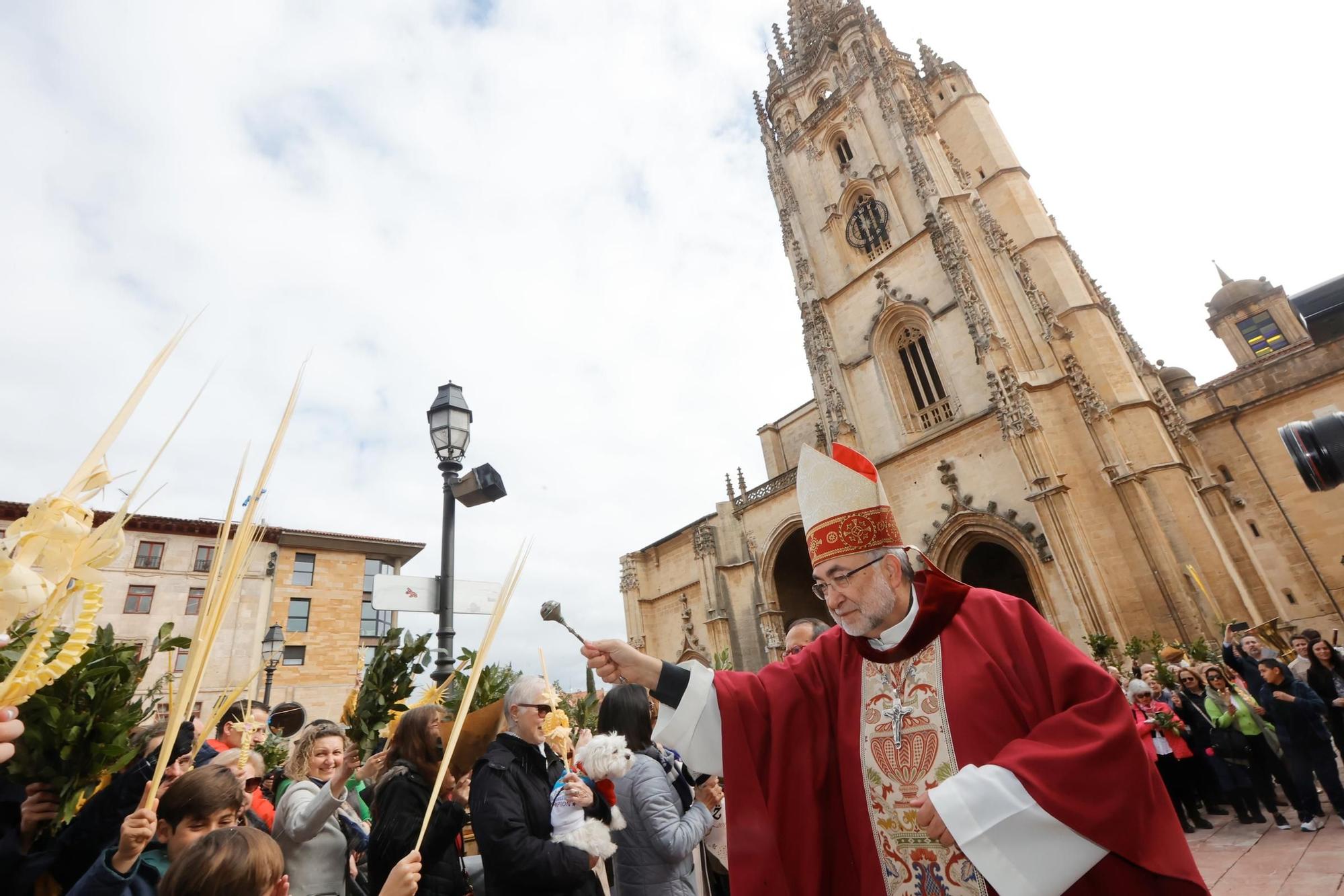 Procesión y bendición de las palmas en la Catedral.