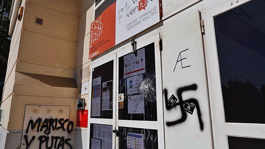 Pintadas racistas recientes en una escuela de adultos de València.