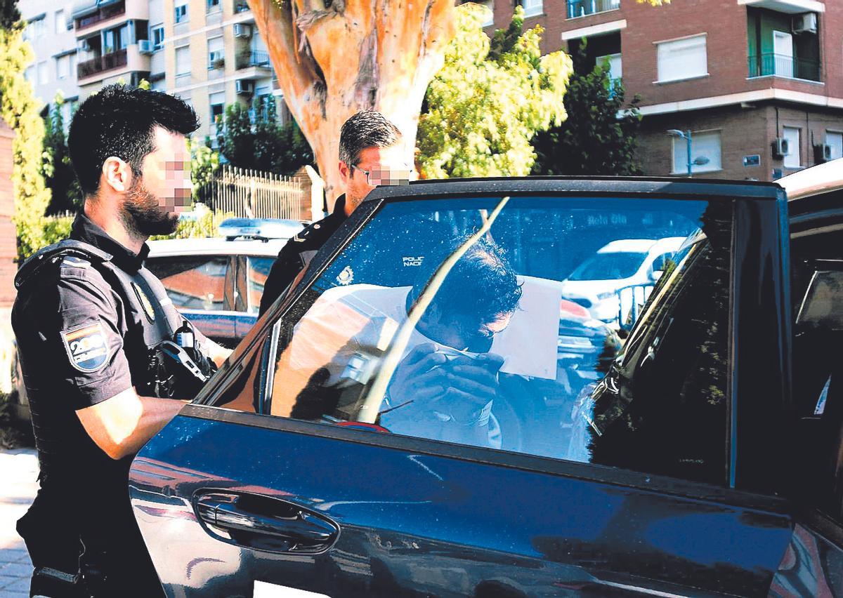 Francisco, el acusado de degollar a Teresa en su casa de Puente Tocinos, metiéndose en el coche policial.