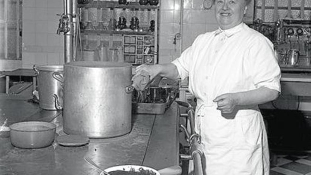 Eugénie Brazier, la Mère Brazier, en su cocina.