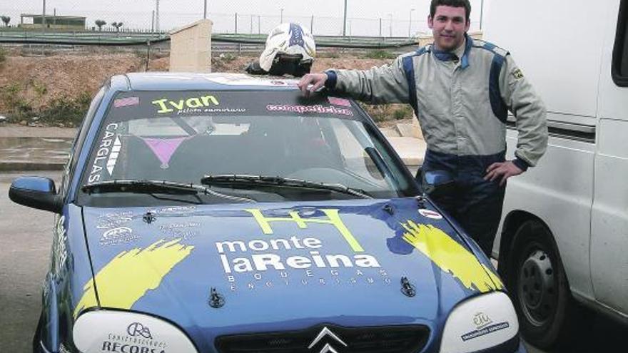 Iván Posado con su Citroën Saxo.