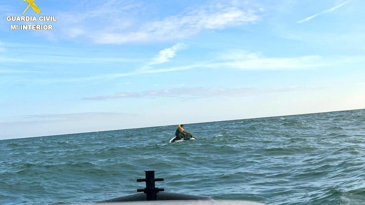 Les fotos del rescat d'una família després que el seu veler a bolcat a l'Estartit