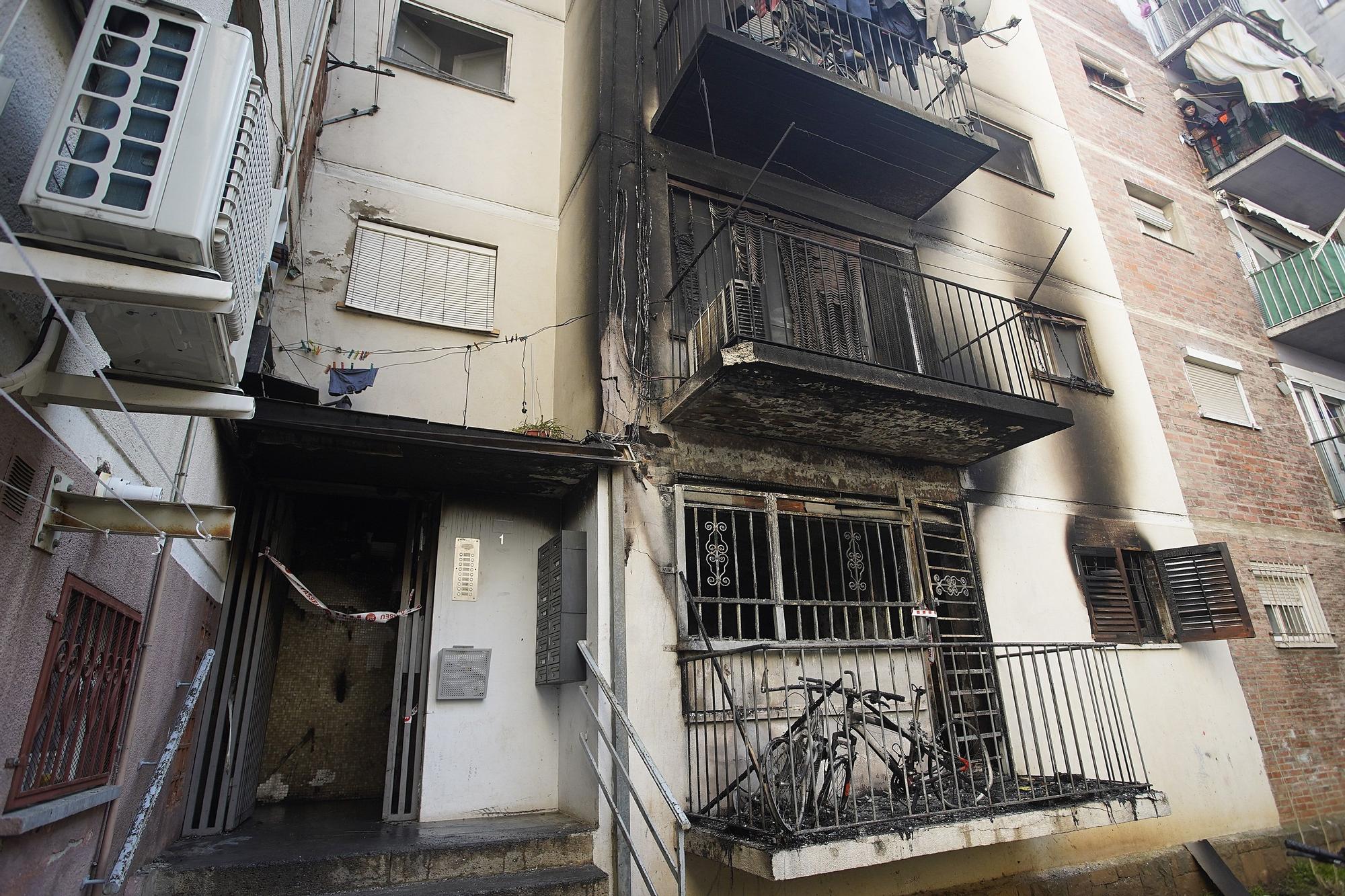 L'incendi en un bloc de pisos de Salt, en imatges