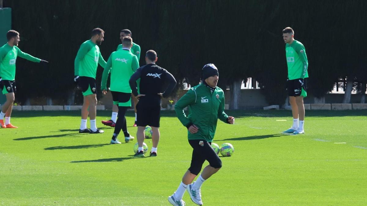 Pere Milla se ejercitaba esta mañana con el Elche CF pisando césped por vez primera tras su lesión