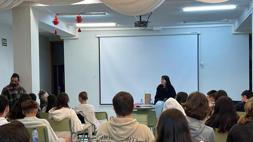Charla de la escritora Lana Corujo en el IES Doramas