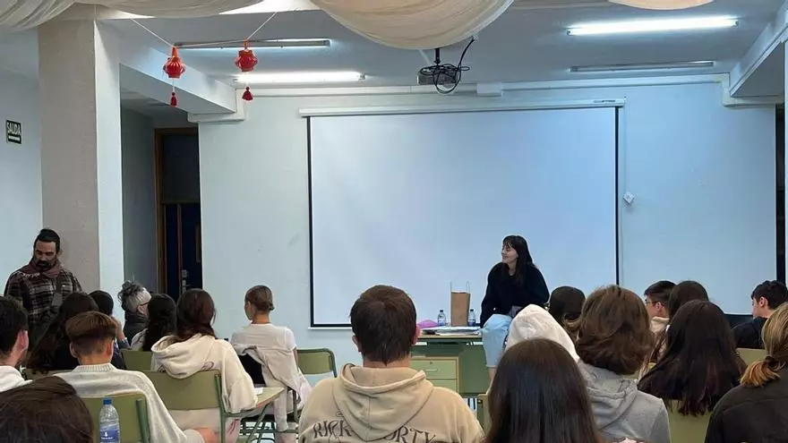 Charla de la escritora Lana Corujo en el IES Doramas