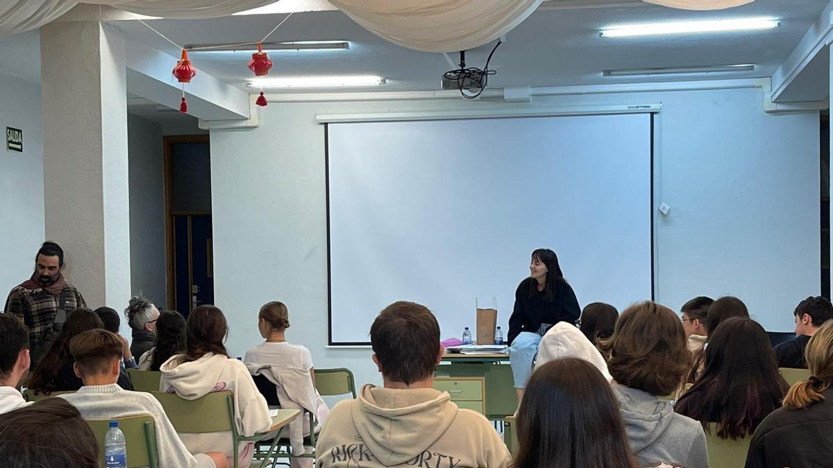 Charla de la escritora Lana Corujo en el IES Doramas