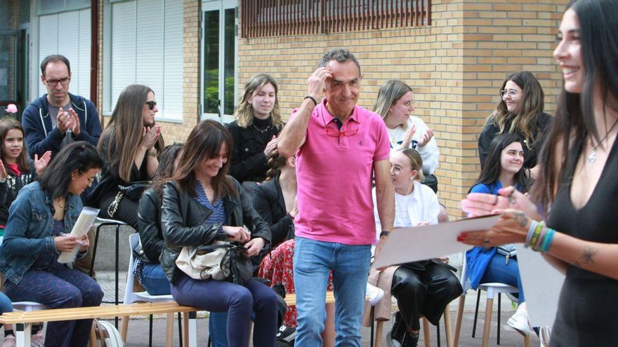 Xesús Fortes recibió el homenaje del CIFP Portovello, del que fue vicedirector. | IÑAKI OSORIO
