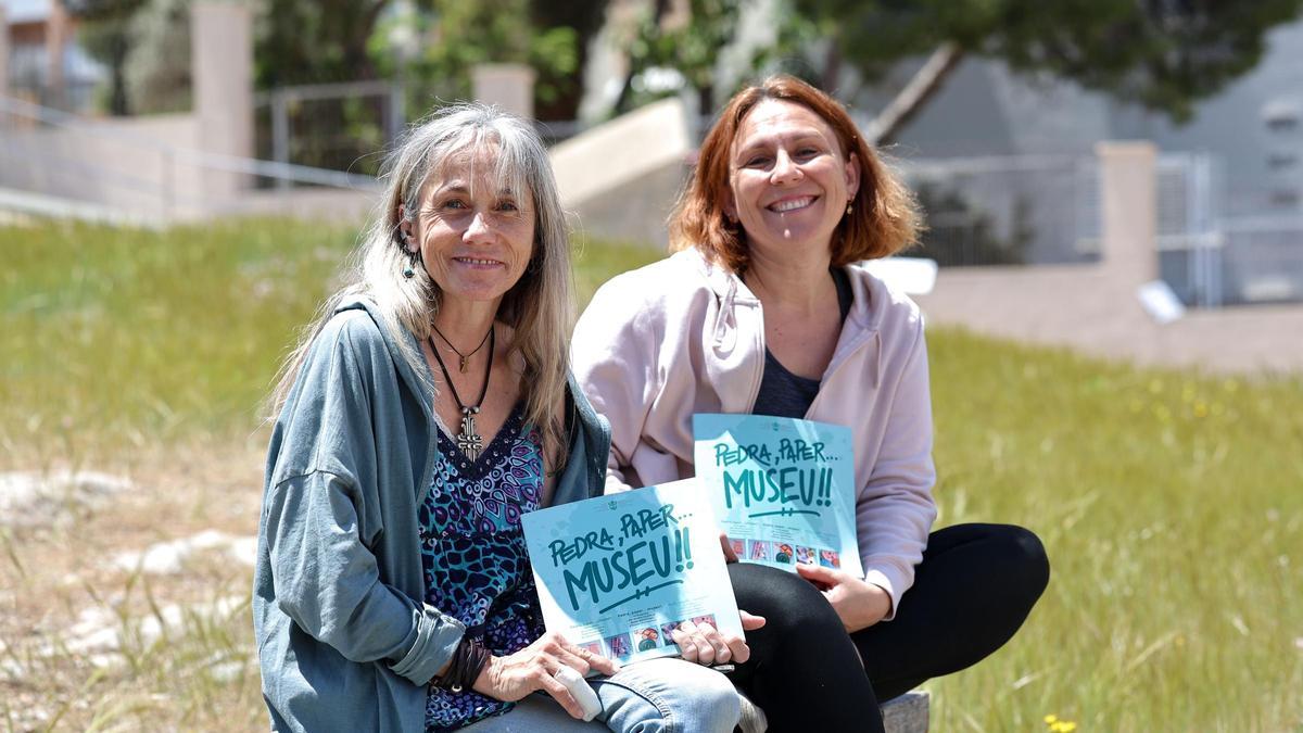 Carmen Mezquida i Helena Jiménez, amb un exemplar del llibre