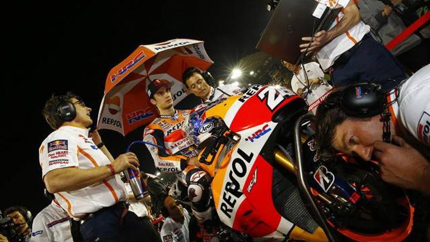 Pedrosa se baja de la moto