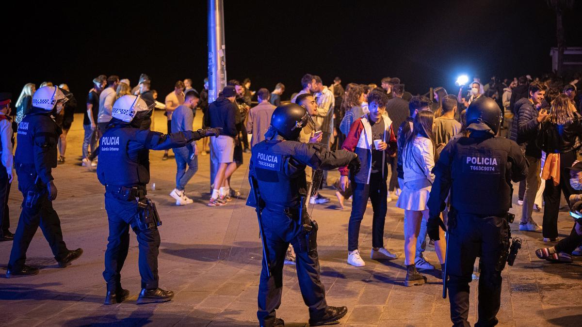 La Guardia Urbana desaloja un grupo de jóvenes que practicaba botellón en la playa