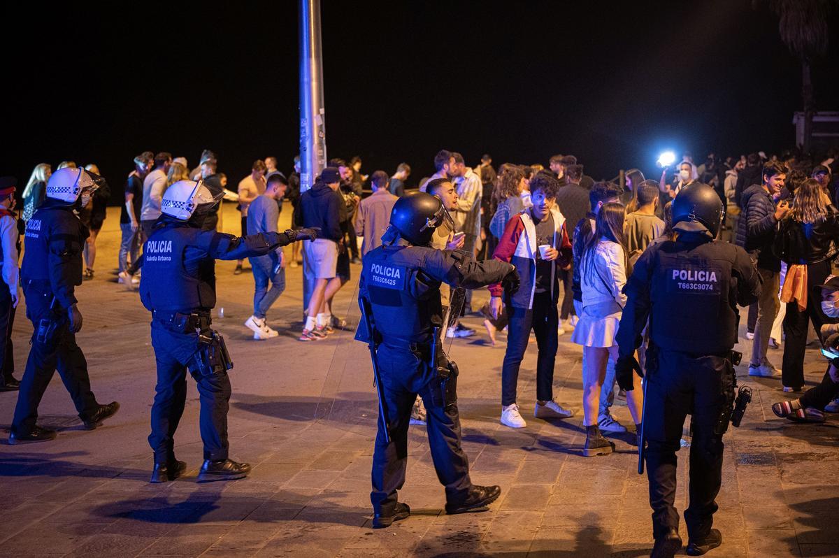 La Guardia Urbana desaloja un grupo de jóvenes que practicaba botellón en la playa, el 22 de mayo.