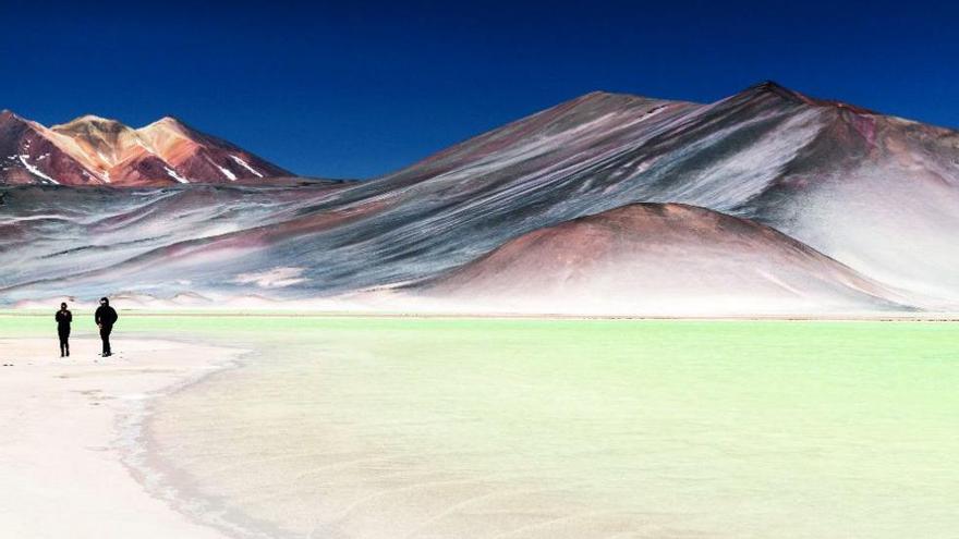 Las aguas color turquesa y las piedras rojas que rodean el salar de Aguascalientes.