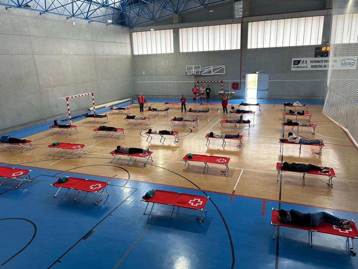 EN IMÁGENES: Simulacro de instalación de un albergue de emergencias con jóvenes de Pola de Siero