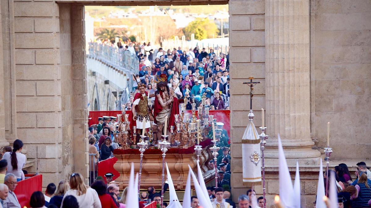 La Presentación al Pueblo en su primera entrada en la carrera oficial de este Lunes Santo.