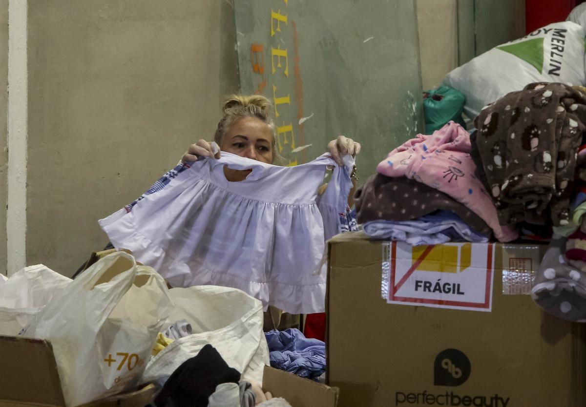 Ucranianas y Rusas trabajan juntas en el empaquetado de ayuda humanitaria Ucranianas y Rusas trabajan juntas en el empaquetado de ayuda humanitaria