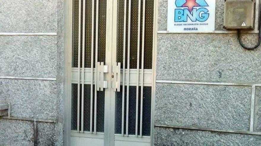 Sede del BNG en Moraña cuya puerta fue boicoteada. // Faro