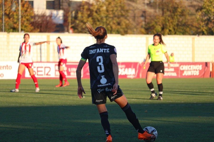 Imagen del partido entre el Dux Logroño y el Santa Teresa.