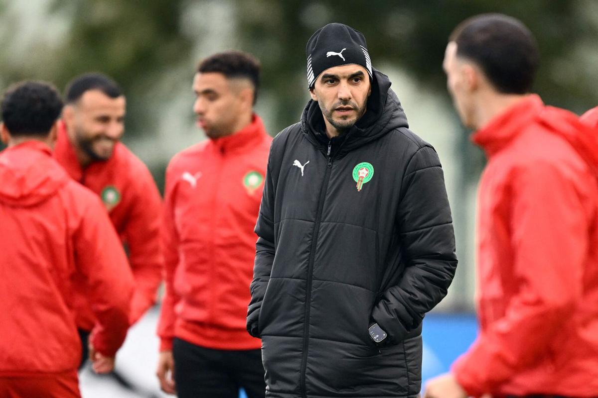 El seleccionador de Marruecos, Walid Regragui, dirige la sesión previa a la final de la Copa de África en Rabat.