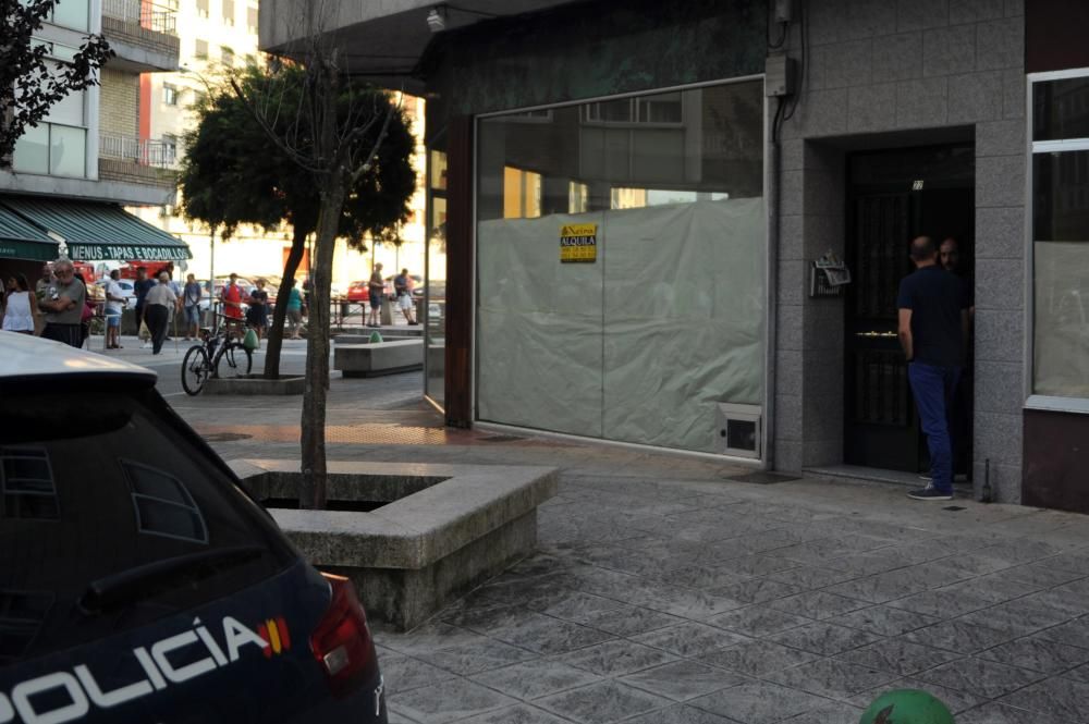 Un delincuente huye de la policía saltando por los tejados en Vilagarcía - Lanzó varias tejas desde edificios de la calle Fariña Ferreño al paseo del río O Con y se atrincheró en un piso