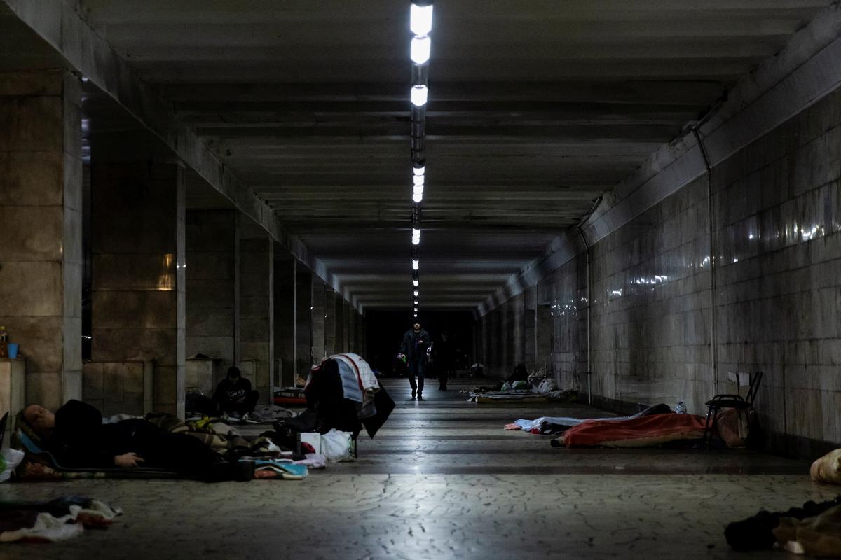 La gente descansa en una estación de metro que sirve como refugio de posibles ataques aéreos, mientras continúa el ataque de Rusia contra Ucrania, en Kiev, Ucrania.