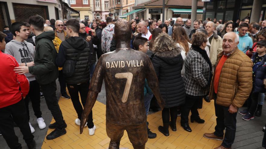 El gobierno de Langreo rechaza las críticas por el gasto en la estatua de David Villa: &quot;Llevó el nombre del concejo por todo el mundo&quot;