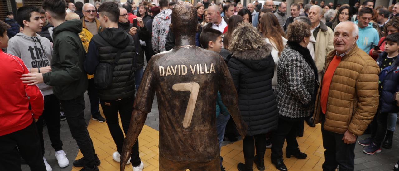 La inauguración de la estatua de David Villa en Langreo.
