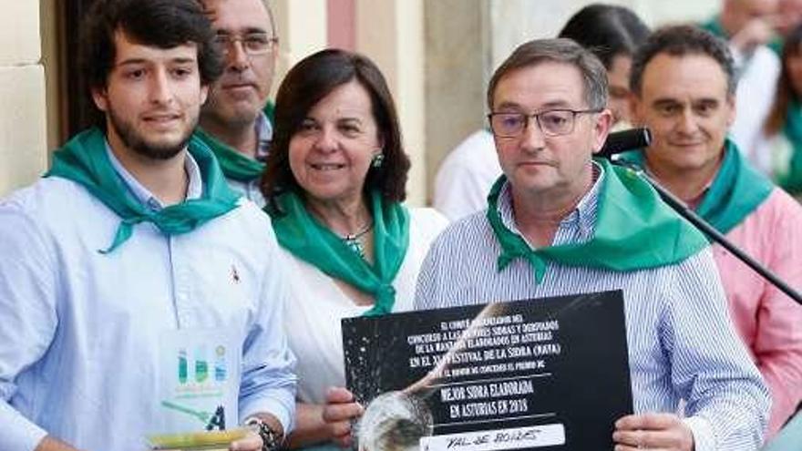 El ganador del premio a la mejor sidra de Asturias, Val de Boides, del llagar Castañón, y ambiente durante el pregón.