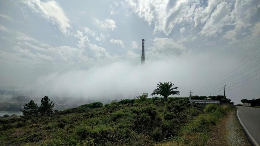 Vista de Sabón (Arteixo) un día con niebla.