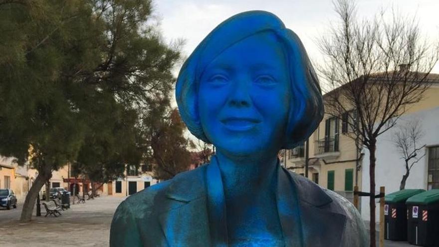 El busto pintado de Aurora Picornell.