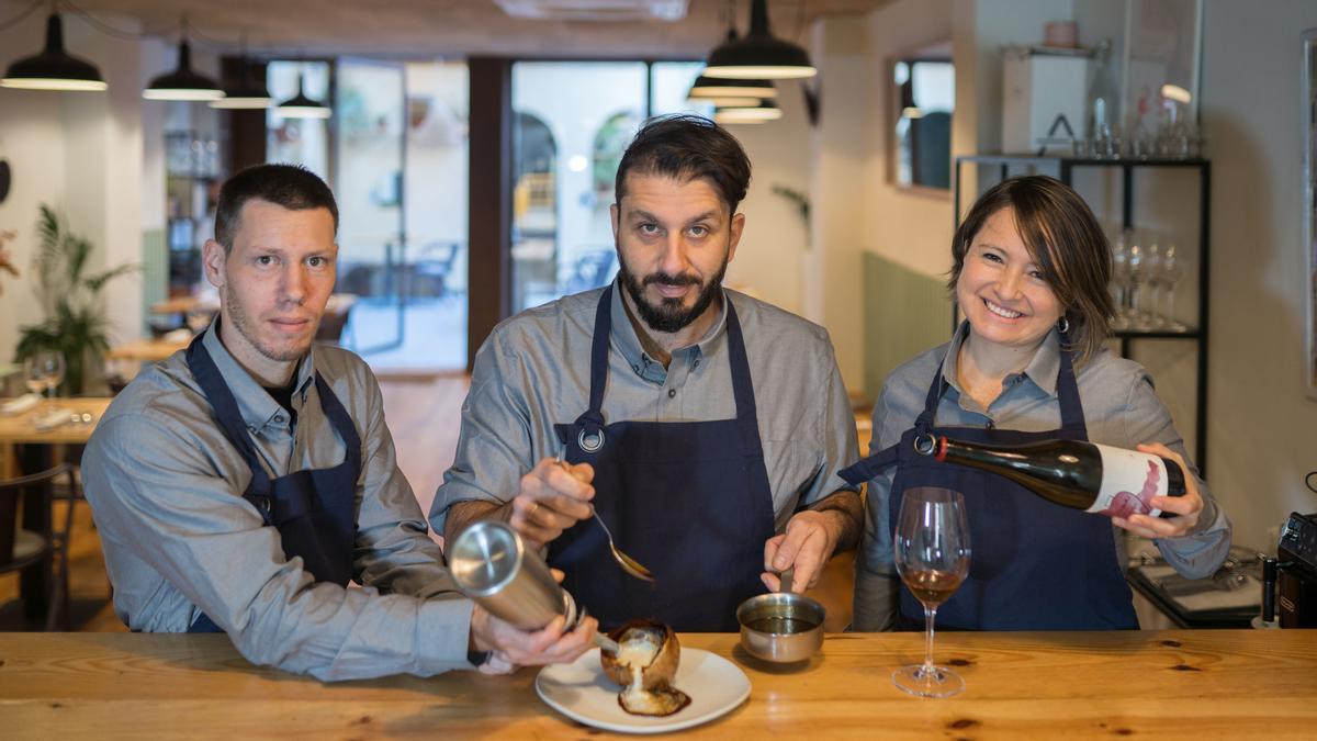 Gonzalo Aracil y Luca Marongiu con la cebolla con corazón líquido y Giovanna Trujillo, con el vino.