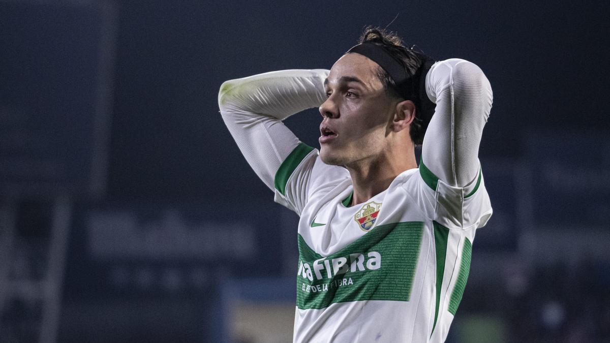 Héctor Fort se lamenta durante un partido de esta temporada con el Elche.
