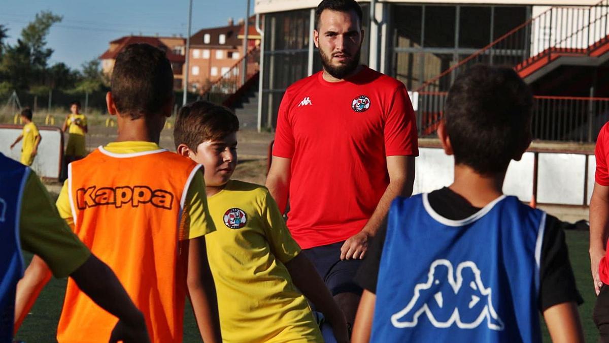 Aarón Riesco, con varios jugadores de la Escuela de Fútbol del Zamora CF. | L. O. Z.