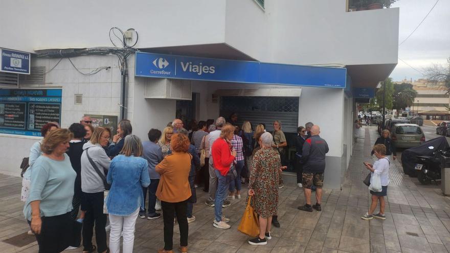 Usuarios de viajes del Imserso hacen cola ayer frente a dos agencias de viajes de Eivissa. | C.N.