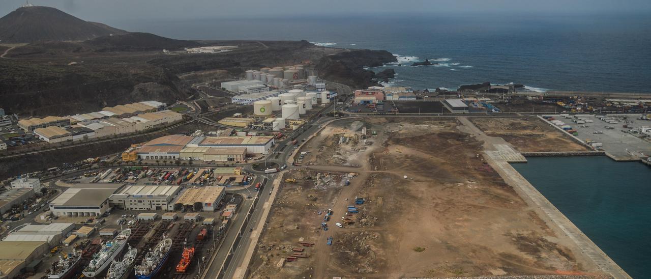 Al fondo, imagen de la zona hacia la que se extendería el nuevo vial en el Puerto de Las Palmas.