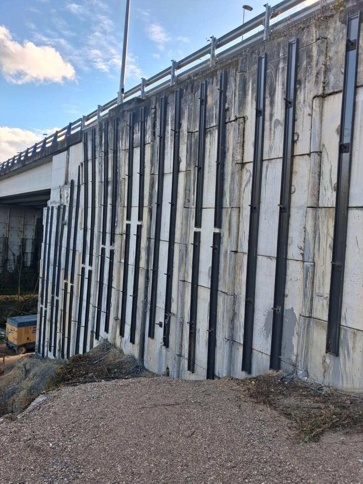 El muro de apoyo, reparado.