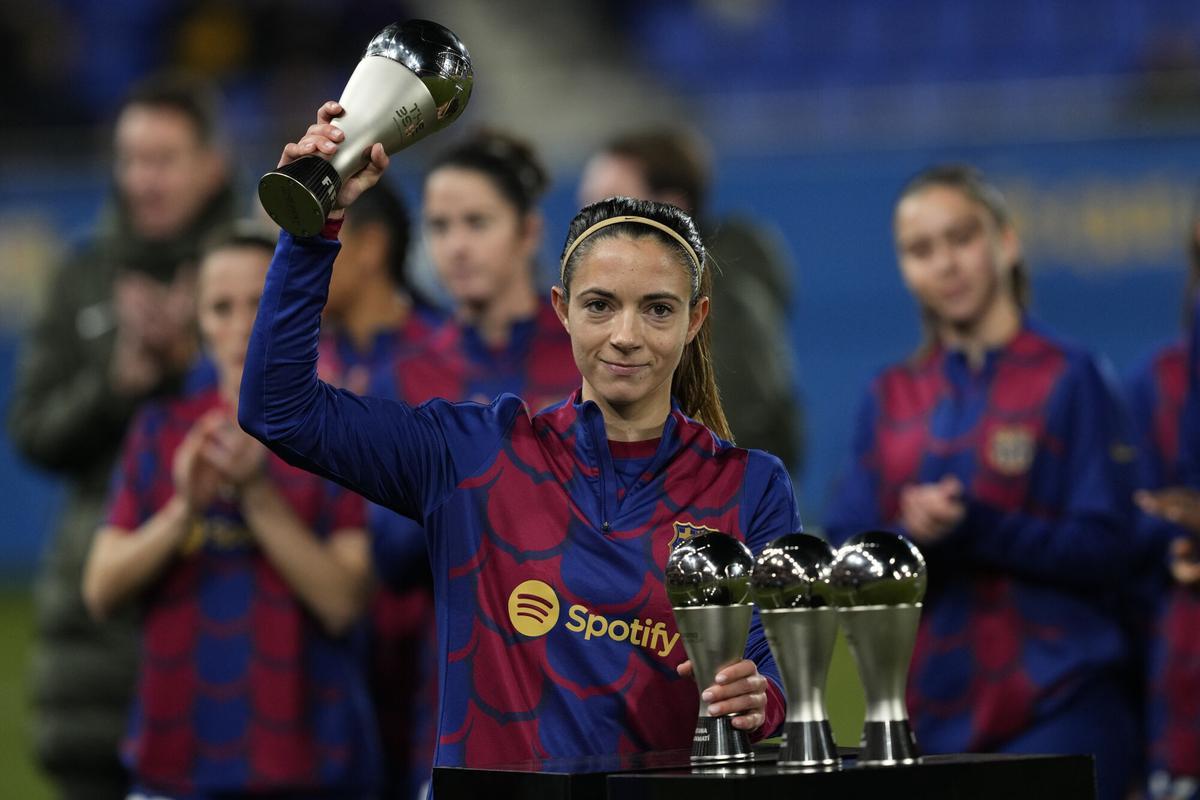 Aitana Bonmatí posa con el The Best 2024