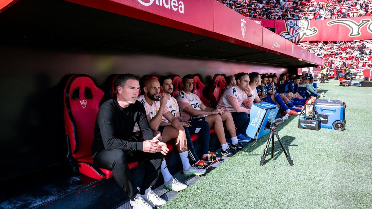 EN IMÁGENES: La dolorosa derrota del Real Oviedo ante el Sevilla, con desplazamiento de centenares de aficionados azules