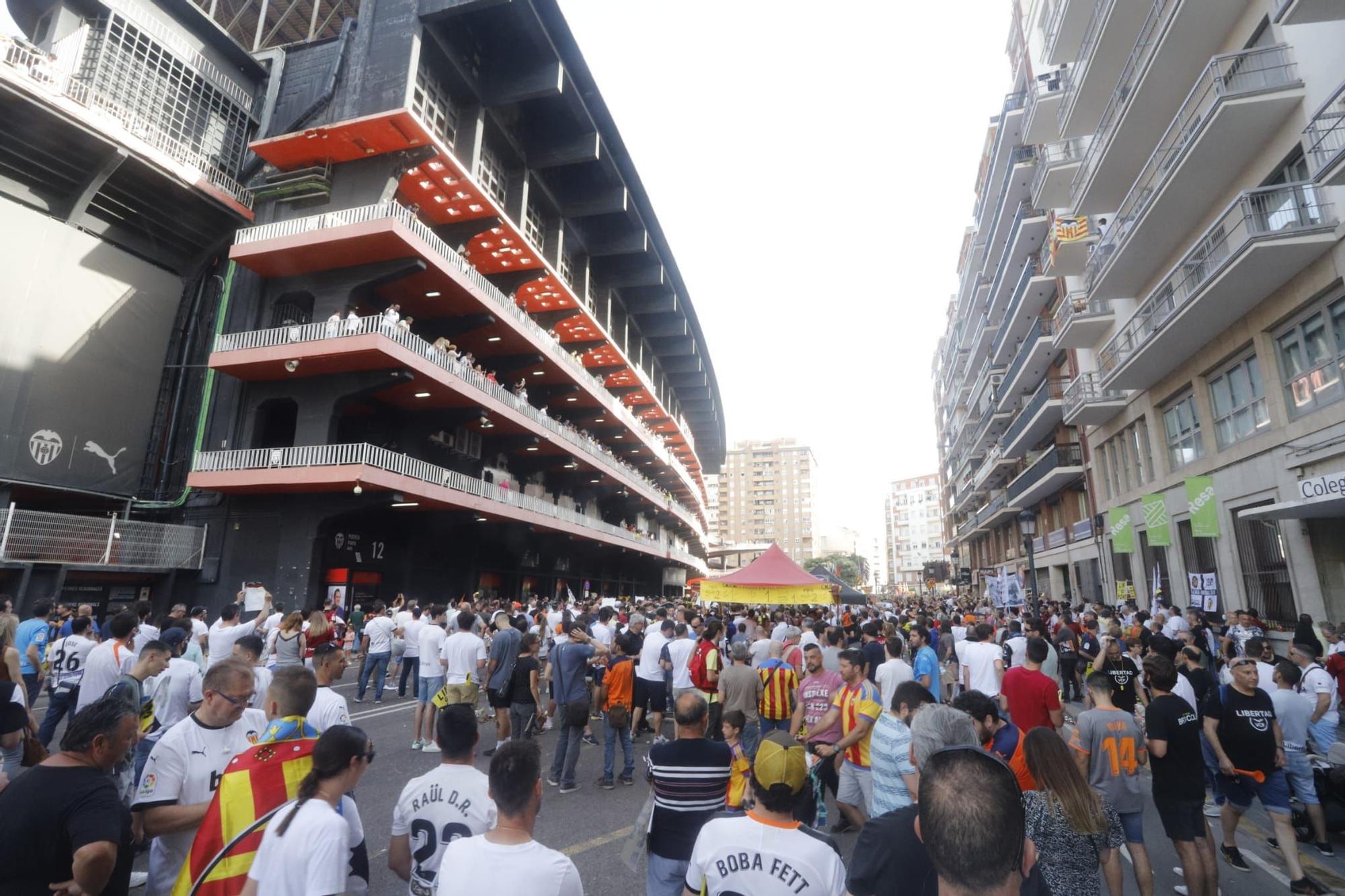 La afición del Valencia CF grita contra Meriton