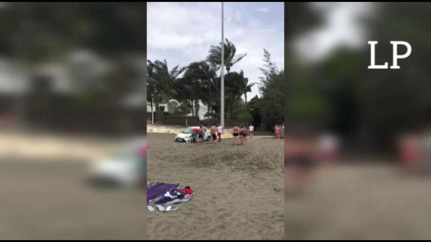 Un conductor aparca su coche en la Playa de San Agustín