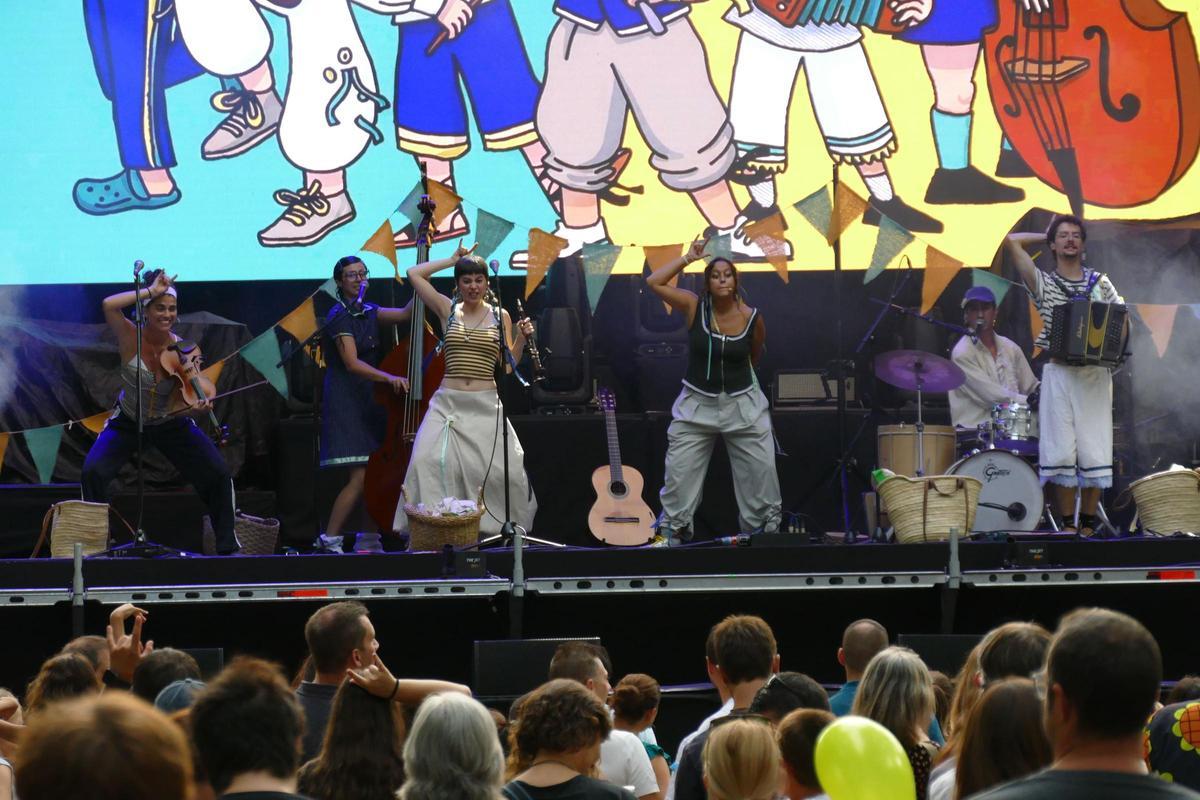 EN IMATGES | L'Acústica celebra la seva segona nit amb un ambient festiu i reivindicatiu