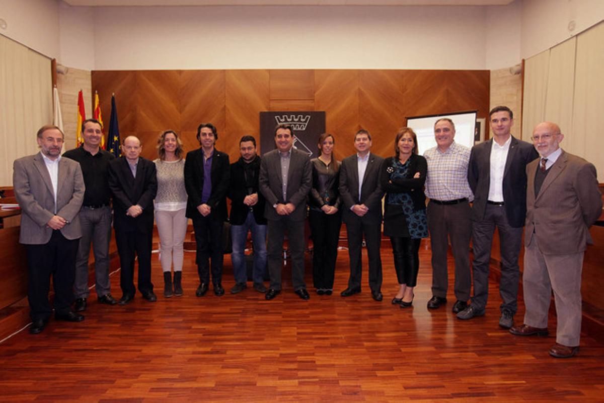 El govern municipal de Sabadell al complet; Carles Bosch és el segon per la dreta.